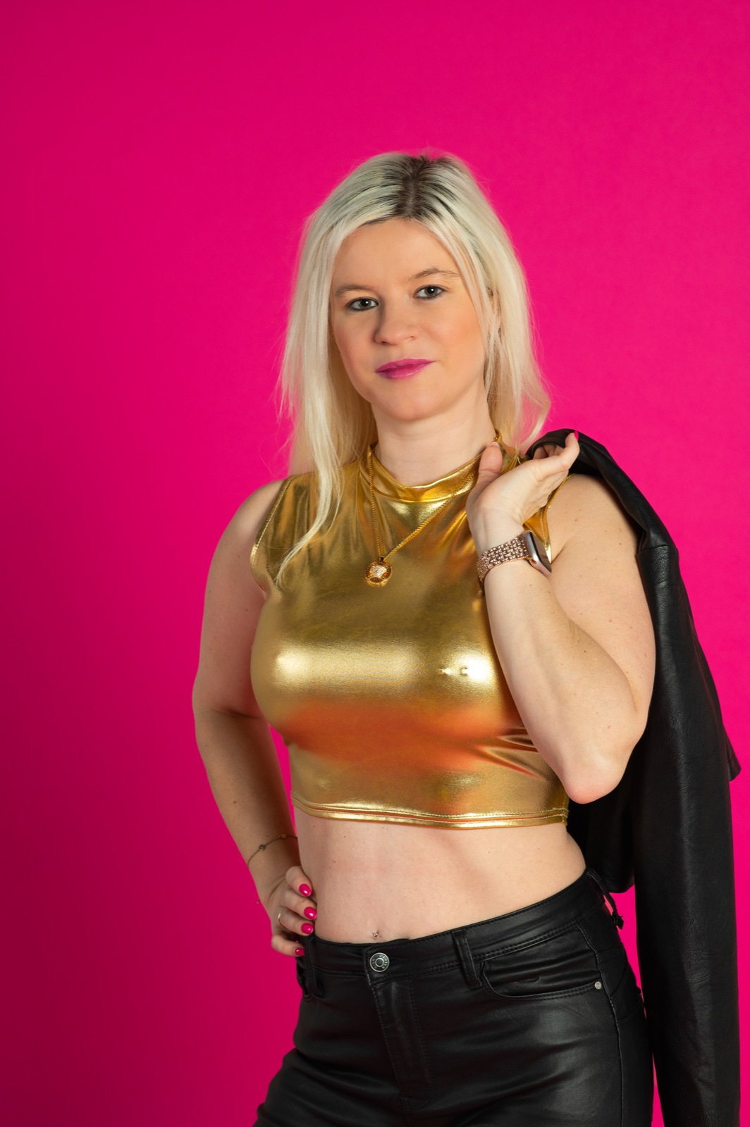 Natalie im Goldtop